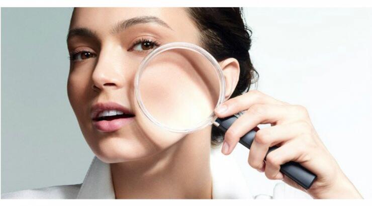 Ένας ορός που μειώνει τους πόρους και προσφέρει μια υγιής φωτεινότητα