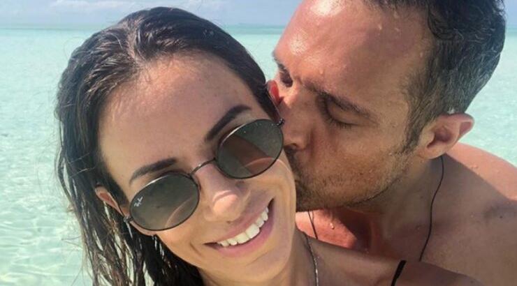 Αρετή Θεοχαρίδη: Η σύζυγος του Σάββα Πούμπουρα ποζάρει με μαγιό στον 5ο μήνα της εγκυμοσύνης της!