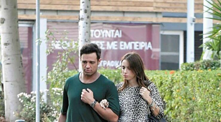 Σάββας Πούμπουρας: Δείτε τον να χαϊδεύει τη φουσκωμένη κοιλίτσα της συζύγου στο κέντρο της Λευκωσίας!