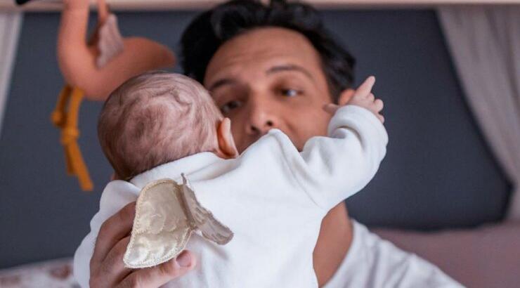 Σάββας Πούμπουρας: Δείτε τον στο κρεβατάκι της μικρής Κύνθιας να κοιμάται στο πλευρό της! 