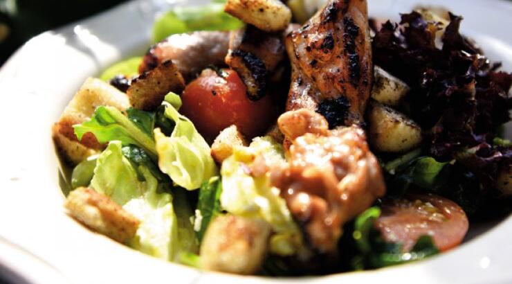 Πράσινη σαλάτα με κοτόπουλο, τοματίνια, αναρή και dressing με μουστάρδα