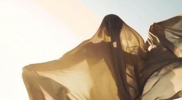 Adamantyne: Η new-age καλλιτέχνης κάνει το ντεμπούτο της με το "Prayer"