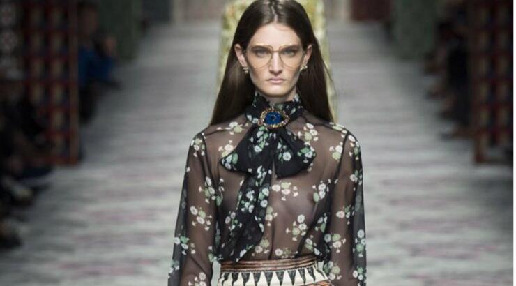 Πώς να φορέσεις την printed bow blouse