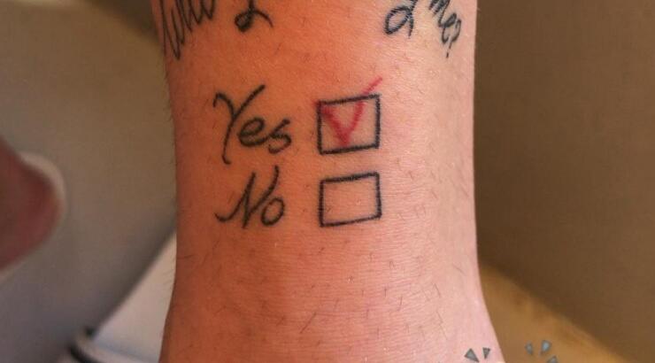 Πρωτότυπο! Ο σύντροφος Ελληνίδας τραγουδίστριας της έκανε πρόταση γάμου κάνοντας τατουάζ στο πόδι του!