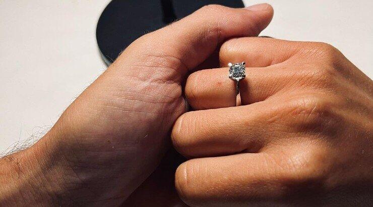 Γνωστό fashion girl του νησιού μόλις δέχτηκε πρόταση γάμου!