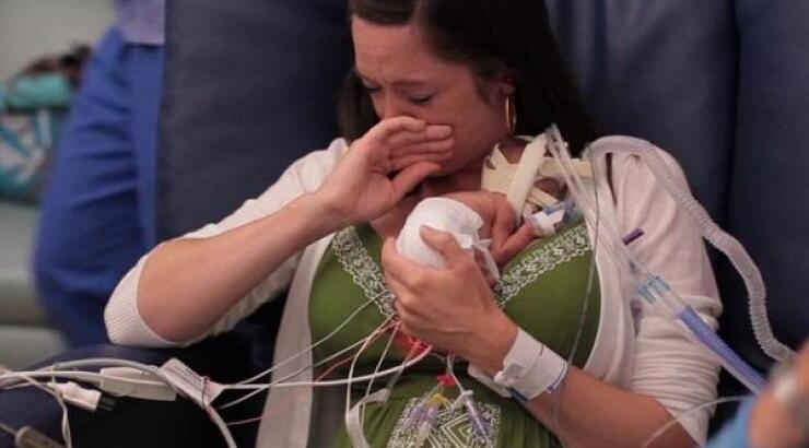 Η συγκλονιστική στιγμή που μια μαμά αγκαλιάζει για πρώτη φορά το πρόωρο μωράκι της