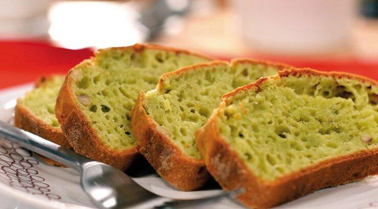 Κέικ με πέστο και κουκουνάρι