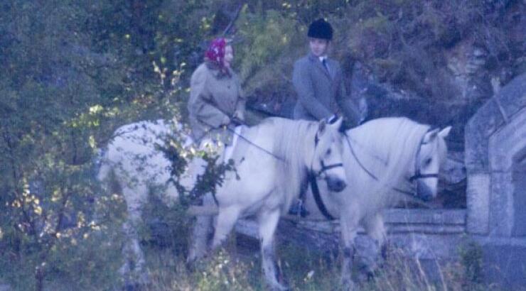 Η βόλτα της βασίλισσας Ελισάβετ με το άλογο!