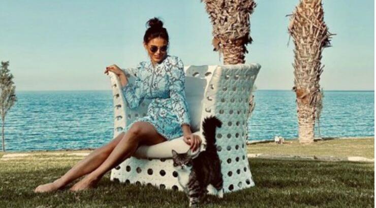 H Ramona Filip θα σε πείσει πως αυτή τη σεζόν χρειάζεσαι σίγουρα ένα lace dress