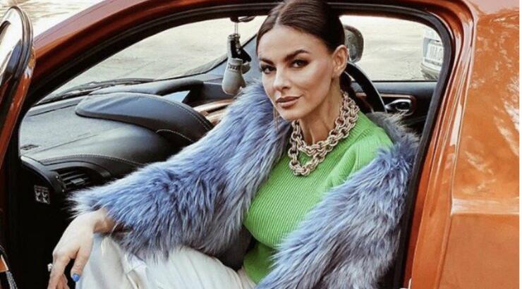 Τρεις φόρες που η Ramona Filip απέδειξε πως το λευκό jean φοριέται και το χειμώνα