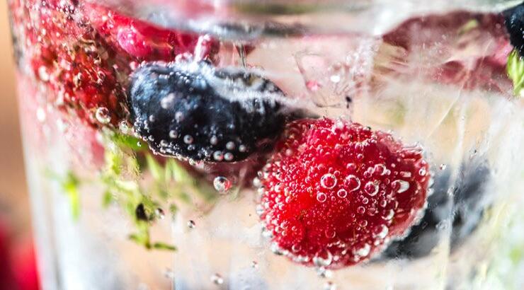 4 συνταγές για να να φτιάξετε detox νερό με φρούτα