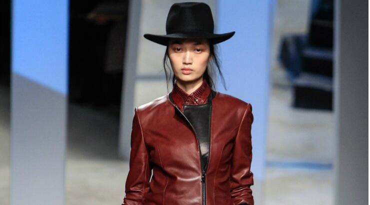 Πώς να φορέσεις το κόκκινο δερμάτινο παντελόνι!