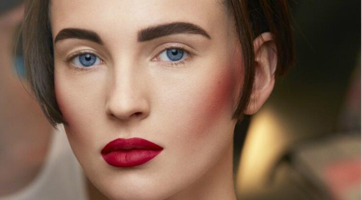 Επέλεξε ένα από τα επτά κραγιόν σε dark red απόχρωση