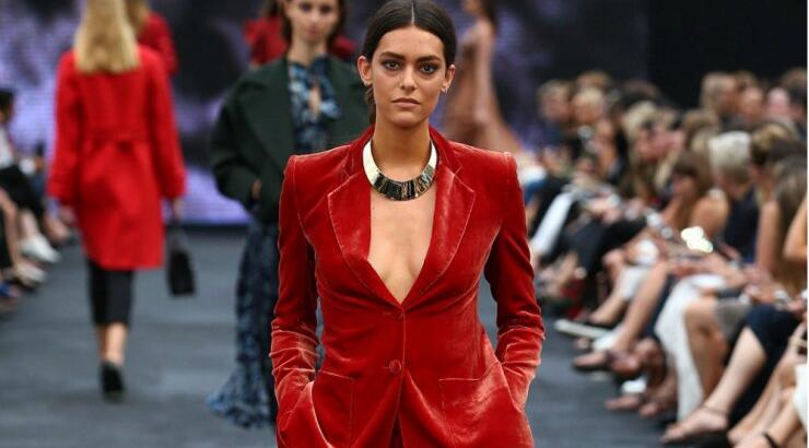 Εορταστικό κόκκινο και στο αγαπημένο σου κοστούμι