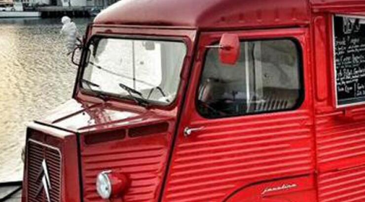 Για τα burgers της κόκκινης καντίνας κάνουν ουρές!