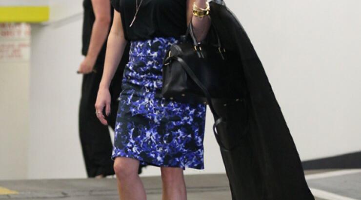 Σταρ του Hollywood…σέρνει στο πάτωμα το φόρεμά της 