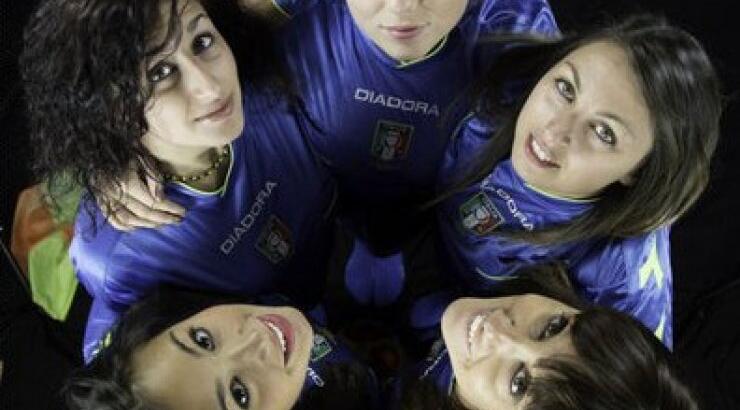 Γυναίκες διαιτητές γδύθηκαν και πόζαραν για ημερολόγιο [εικόνες]