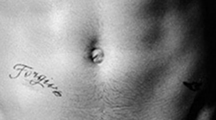 Δείτε ποιος γνωστός τραγουδιστής τα έβγαλε όλα κι έμεινε με… την πετσέτα!