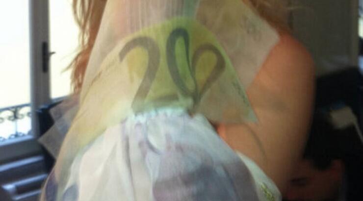 Ελληνίδα καλλονή προκαλεί με την χειρονομία της!