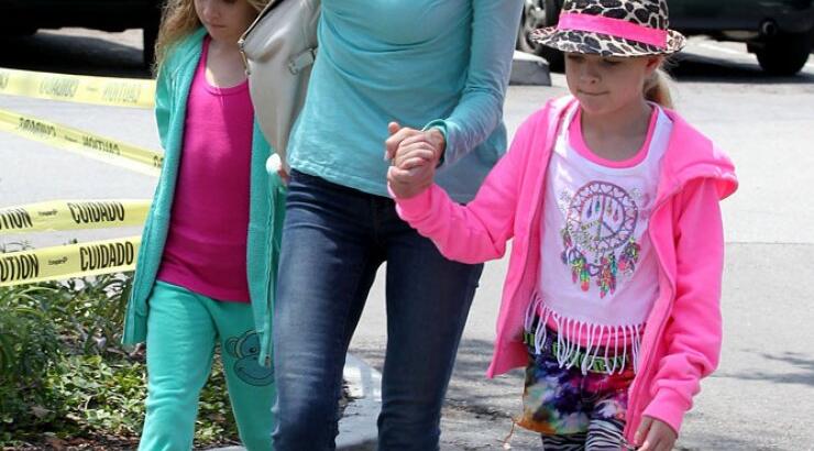 Διάσημη θέλει να υιοθετήσει τα παιδιά της πρώην του πρώην της! Ποια είναι;