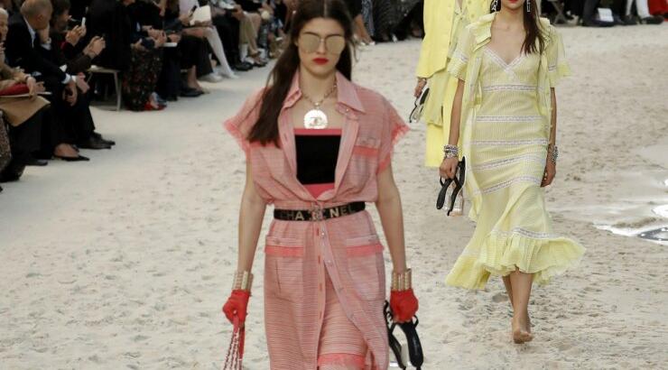 Κόκκινο και λευκό ριγέ ένταξε το στην καλοκαιρινή σου γκαρνταρόμπα