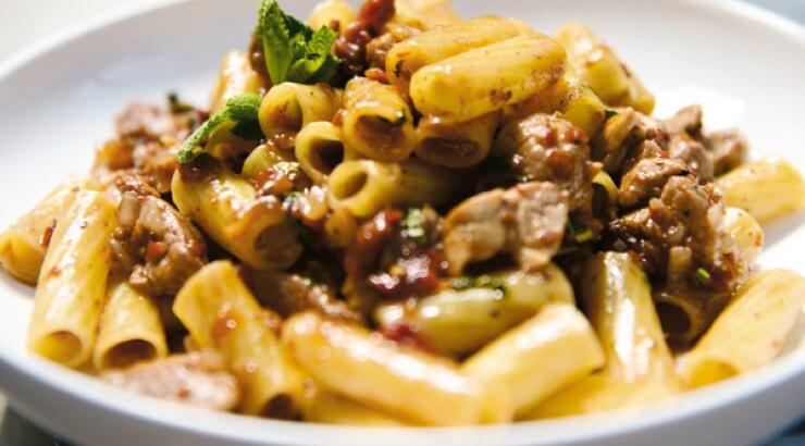 Ριγκατόνι με ψαρονέφρι, κόκκινη pesto και μαυροδάφνη