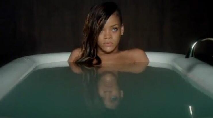 H Rihanna γυμνή στην μπανιέρα της