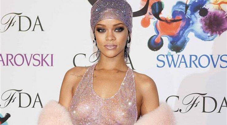 H Rihanna σχεδίασε κάλτσες με τις πιο iconic εμφανίσεις της