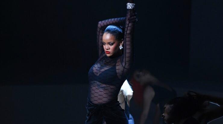Η Rihanna αποθέωσε την θηλυκότητα στο fashion show της στην εβδομάδα μόδας της Νέας Υόρκης