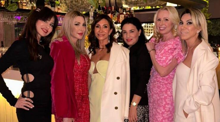 Ροντίκα Καρογιάν: Διοργάνωσε ένα chic dinner με γυναίκες της κοσμικής ζωής του νησιού