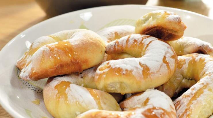 Ρολάκια αλμυρά και γλυκά με ζύμη με προζύμι