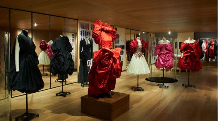 Roses: Μια εκπληκτική έκθεση του βρετανικού οίκου Alexander McQueen