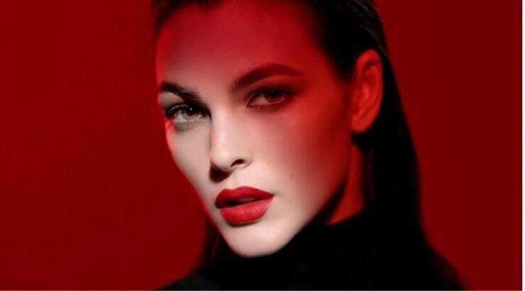 Tο πρώτο μακράς διάρκειας, εξαιρετικά ματ υγρό χρώμα για τα χείλη