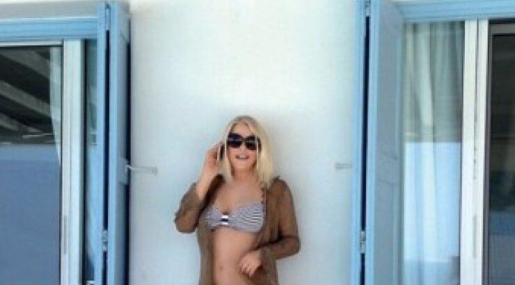 Η Ρούλα Κορομηλά φωτογραφίζεται με το νέο της σύντροφο