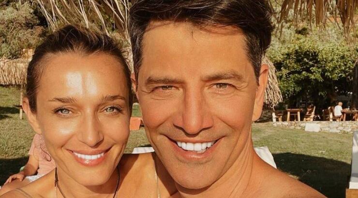 Σάκης Ρουβάς: Πλησίασε την Κάτια Ζυγούλη σε εμφάνισή του και της χάρισε ένα φιλί γεμάτο πάθος [βίντεο]