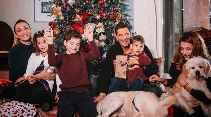 Ο Σάκης Ρουβάς χορεύει στην κουζίνα με τις κόρες του! [βίντεο]