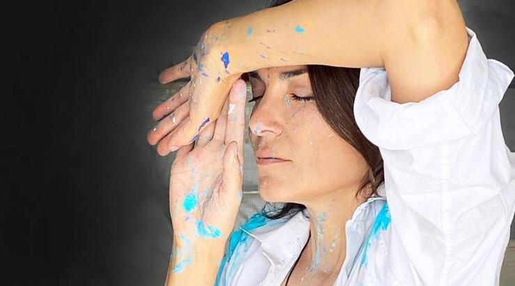 “We are all Greeks”: Η έκθεση της Καρολίνα Ροβίθη που θα φιλοξενηθεί στη Λευκωσία