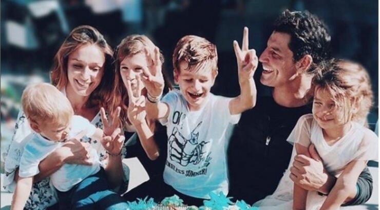 Η οικογένεια Ρουβά μας χαρίζει το πιο όμορφο καλοκαιρινό της στιγμιότυπο με θέα τη θάλασσα