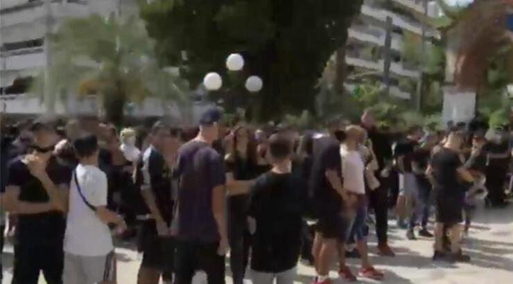  Πλήθος κόσμου μαζεύτηκε για το τελευταίο αντίο στον Mad Clip [βίντεο]