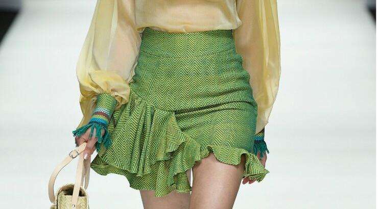 Πώς να φορέσεις τη φούστα με βολάν στην παραλία