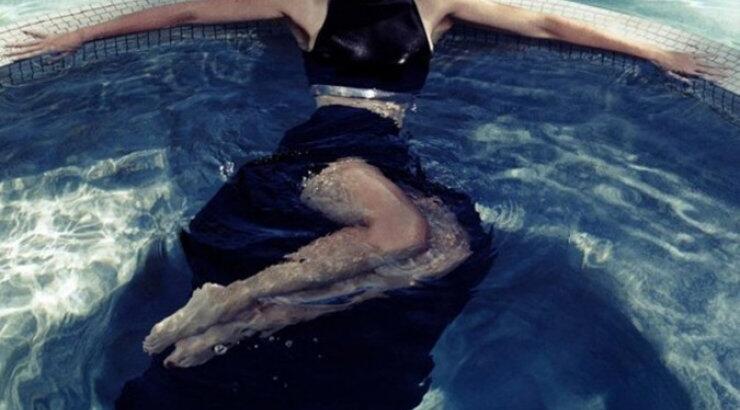 Χίλαρι Σουάνκ: Ολόγυμνη σε ρόλο σέξι γοργόνας [εικόνες]