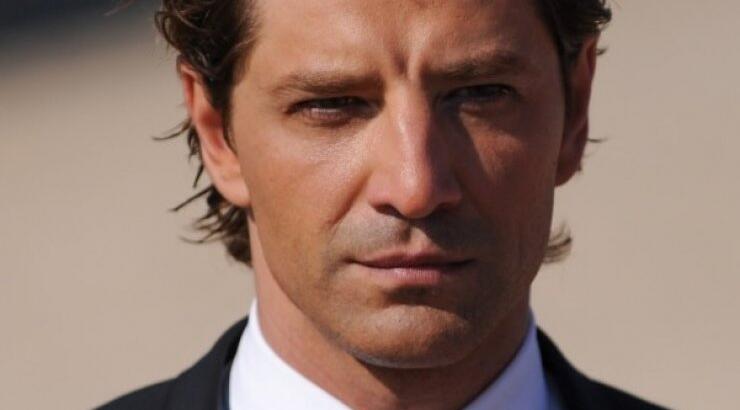 Ο Σάκης Ρουβάς φωτογραφίζεται ολόγυμνος [εικόνες]