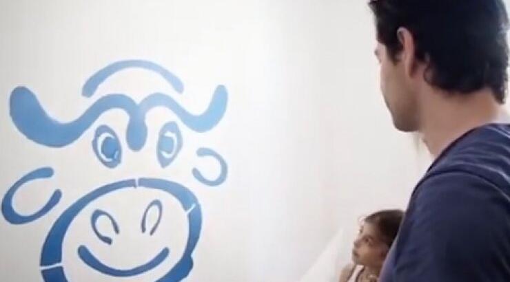 Δείτε το Σάκη Ρουβά σε σχολείο της Κύπρου να ζωγραφίζει με τα παιδιά