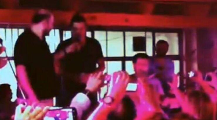  Δείτε τον Σάκη Ρουβά να τραγουδάει μαντινάδες στην Κρήτη