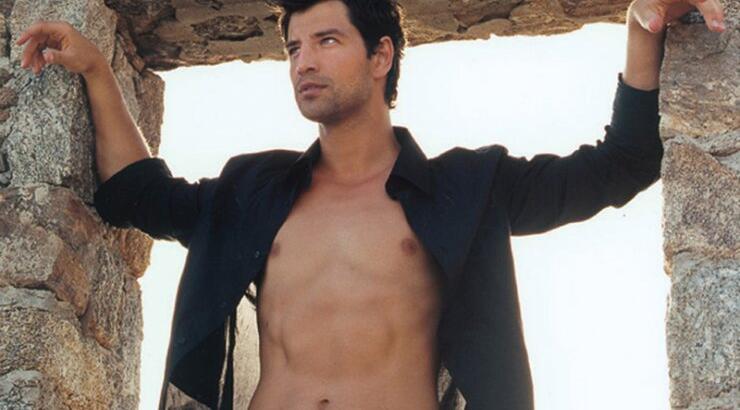 Σάκης Ρουβάς: «Το θέατρο δεν έχει ανάγκη εμένα, εγώ το έχω ανάγκη»