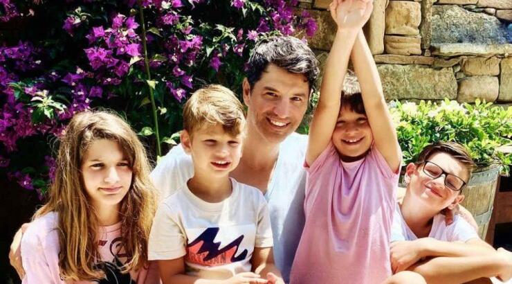 Η Κάτια Ζυγούλη "τσάκωσε" τον Σάκη Ρουβά στο πιο γλυκό στιγμιότυπο με τον μικρό Απόλλωνα!