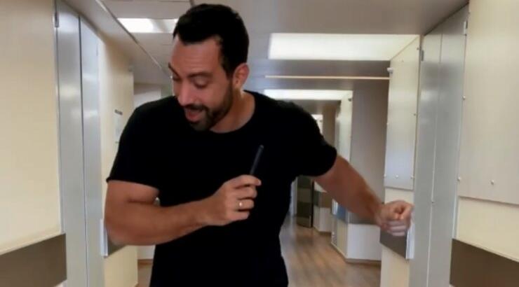 Σάκης Τανιμανίδης: Χορεύει από ευτυχία στους διαδρόμους του μαιευτηρίου! [βίντεο]