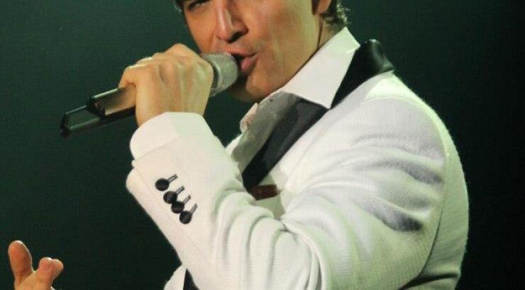 Σάκης Ρουβάς: κόκκινα εσώρουχα στο finale των εμφανίσεών του!