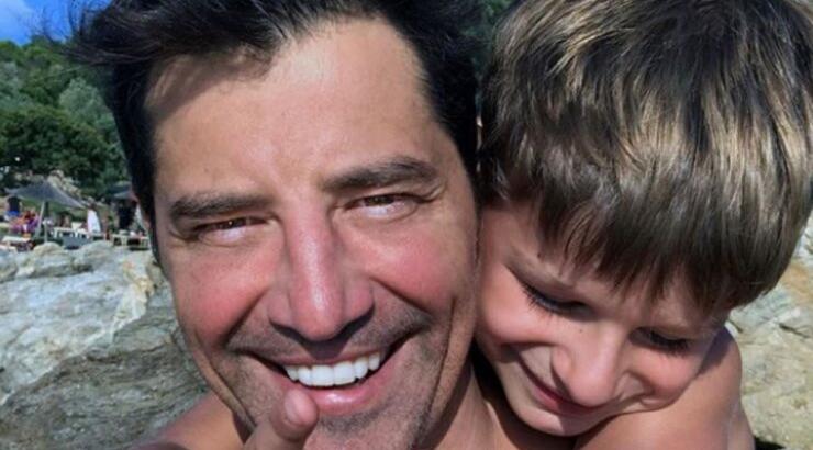 Σάκης Ρουβάς: Δείτε τον να κάνει βουτιές στη θάλασσα με τον γιο του [βίντεο]
