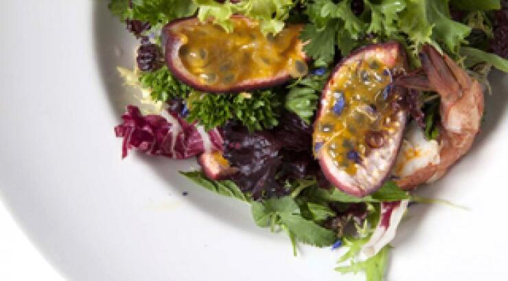 Σαλάτα με σολομό